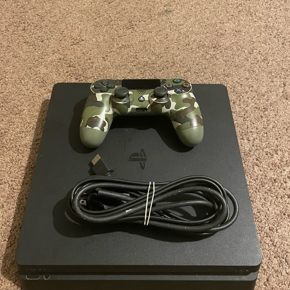 Sony Black Console with Camouflage Controller - Picture 1 of 1
